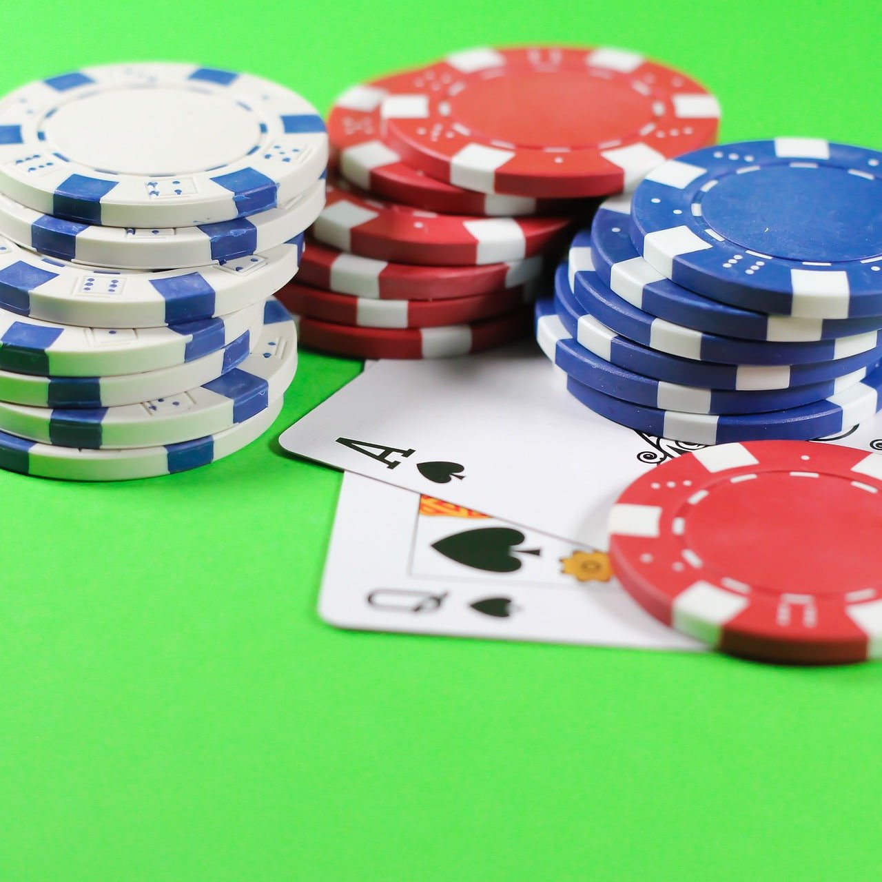 Feature cards showing roulette table reading tips on 5 app